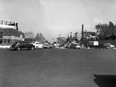 Approche du pont Jacques-Cartier. On aperçoit les postes de péage, 20 mai 1958. Archives de la Ville de Montréal, VM105,SY,SS1,D581,1.