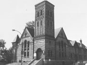 L'église presbytérienne Saint-Luc sur l'avenue Papineau à l'angle de la rue Logan, 1975. Archives de la Ville de Montréal, VM6, R3186.2.