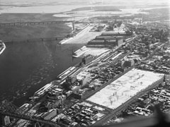 Vue aérienne du futur site de la Place Radio-Canada. On y voit l'avenue et le square Papineau, 26 février 1966. Archives de la Ville de Montréal,VM94,SY,SS1,SSS2,D19,B-19-1.
