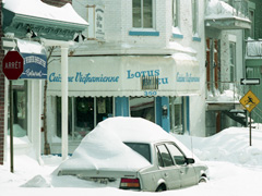 Le lendemain d'une tempête de neige sur l'avenue Duluth à l'angle de la rue Drolet, 1993.