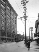 Intersection du boulevard Saint-Laurent et de l'avenue Duluth, avant l'enfouissement des fils électriques, [192-?].
