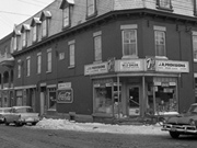 Épicerie au coin l'avenue Duluth et la rue De Bullion, 1962.
