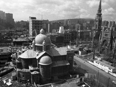Vue aérienne du chantier de l’UQAM avec la chapelle Notre-Dame de Lourdes, 1977.