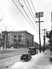 La rue Saint-Denis vers le sud, à l'angle de la rue Sherbrooke dans les années 1920. Archives de la Ville de Montréal, VM98,Y2,P075.