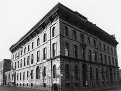 L'édifice Law à l'angle de la rue Queen, 1975, VM6,R-3116-2.