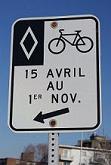 Panneau indiquant l'ouverture et la fermeture de la piste cyclable