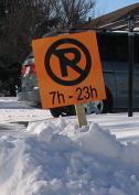 Carton mont� sur un piquet de bois servant � interdire le stationnement dans la rue lors des op�rations de d�neigement