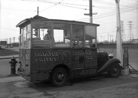 Voiture à patates frites coin Masson et boulevard Pie IX,1947, VM94, Z-384.