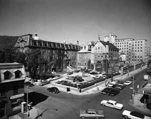 L'Hôtel-Dieu dans le quadrilatère des avenues du Parc, Duluth, des Pins et de la rue Saint-Urbain, 1961, VM94, Z-1477.