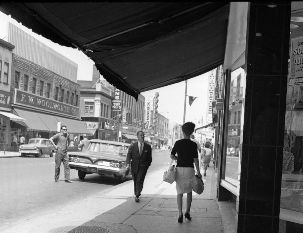 Passants, rue Sainte-Catherine, devant le magasin Woolwoth, 1961, VM94, A-27-3.