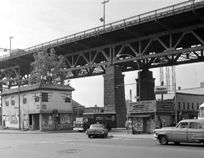 La rue Sainte-Catherine sous le pont Jacques-Cartier, vers 1960,VM94,Em1-001.