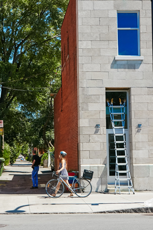 Immeubles et piétons Promenade Jarry