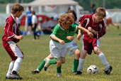 Jeunes jouant au soccer � L'�le-Bizard.