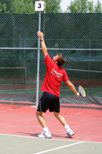 Joueur de tennis au service.