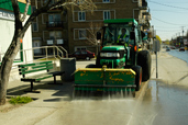 Un camion qui nettoie la rue