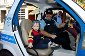 Policier avec enfant