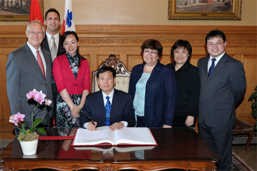 Délégués de la FJS en compagnie du maire de Montréal et du président du CjM