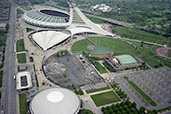 Le Parc olympique en 1986. On voit, au premier plan, l’aréna Maurice-Richard, le Centre Pierre-Charbonneau et le vélodrome. À l’arrière, la tour du stade est en construction. (Source : Archives de la Ville de Montréal)