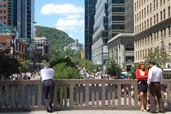 Vue vers l’avenue McGill College et la montagne depuis l’esplanade de la Place Ville-Marie. CPM, 2012.