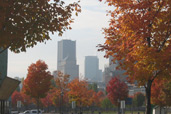 Vue du centre-ville à travers les arbres avec leurs habits d'automne