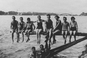 Groupe de baigneurs à Sault-au-Récollet, vers 1923.