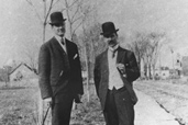 Le maire de Sault-au-Récollet, F.J. Brousseau, à gauche, et un ami sur le boulevard Gouin, vers 1913
