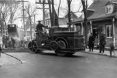 Rouleau compresseur sur le boulevard Gouin, vers 1925