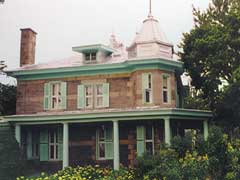 Photo d&rsquo;une maison avec une tour