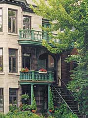 Photo d&rsquo;un &eacute;difice avec des balcons