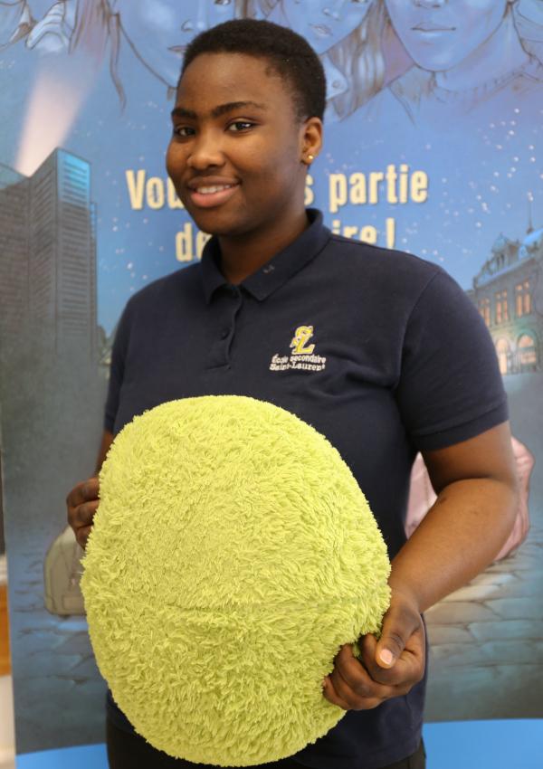 Photo d'une élève avec son trésor de famille