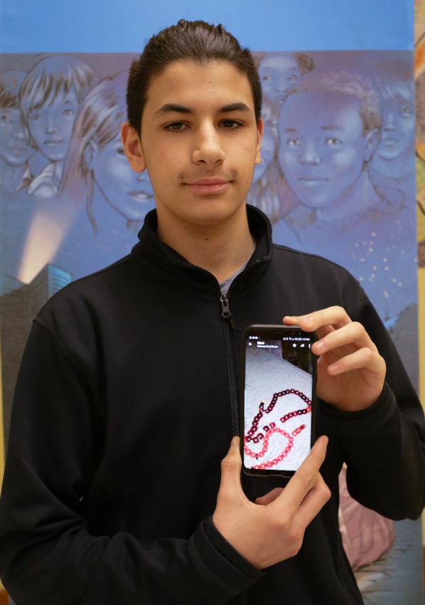 Photo d'un élève et de son trésor de famille