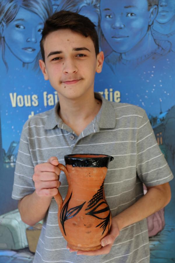 Photo d'un élève avec son trésor de famille