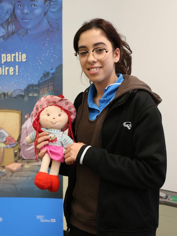 Photo d'une élève et de son trésor de famille