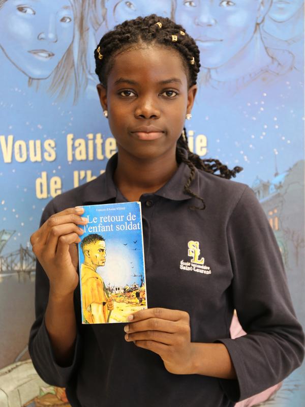 Photo d'une élève et de son trésor de famille