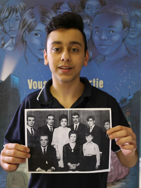 Photo d'un élève et de son trésor de famille