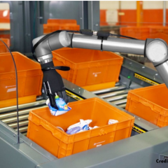 A robot with its head in the Cloud tackles warehouse picking