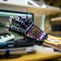 A glove powered by soft robotics to interact with virtual reality environments