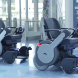 Des fauteuils roulants autonomes dans les aéroports