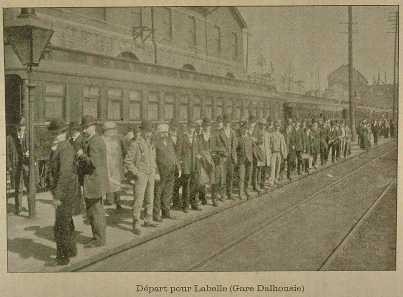 Passagers attendant le départ d'un train à la gare Dalhousie en 1898