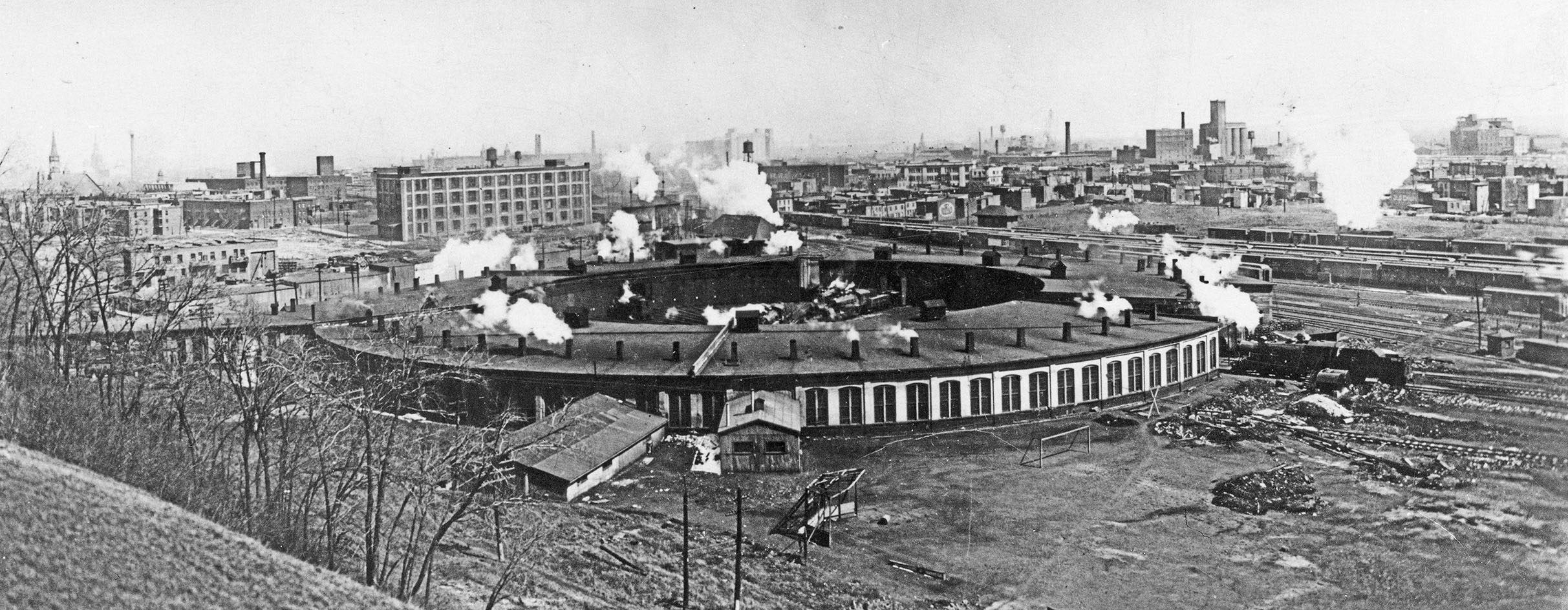 Photographie en noir et blanc de la rotonde du CN et du quartier Saint-Henri. 