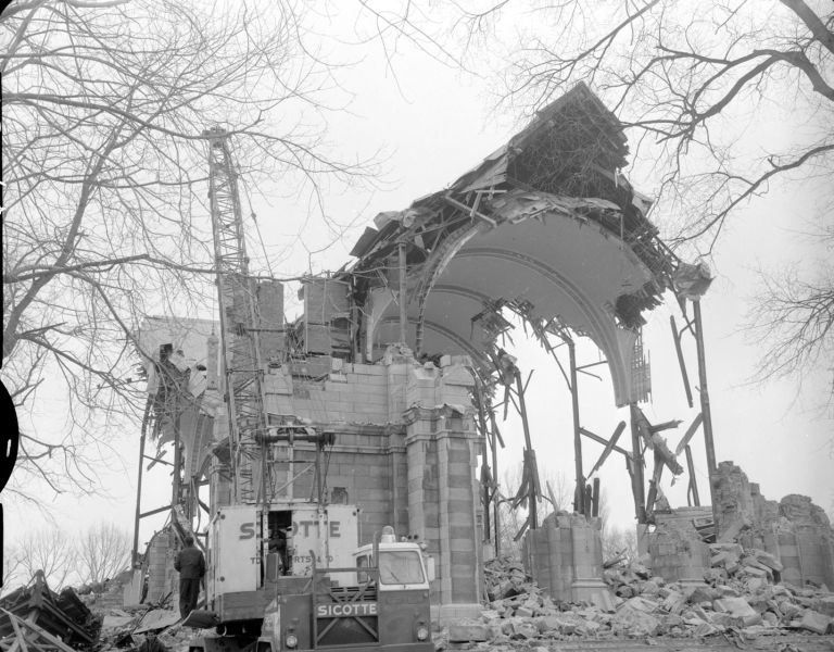 Photo d'une église en partie détruite