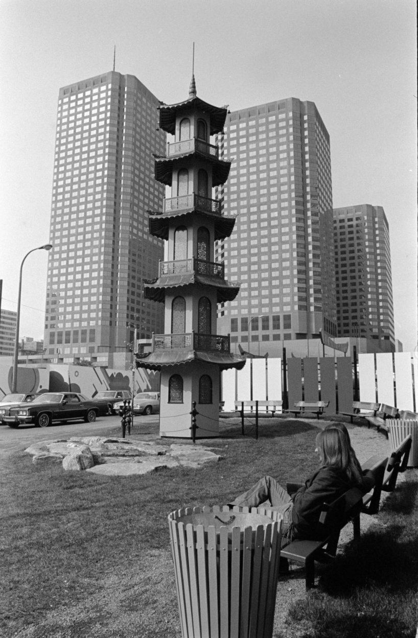 Vue du Parc de la Pagode, inauguré en 1967, avec en arrière-plan le Complexe Desjardins. 1978.