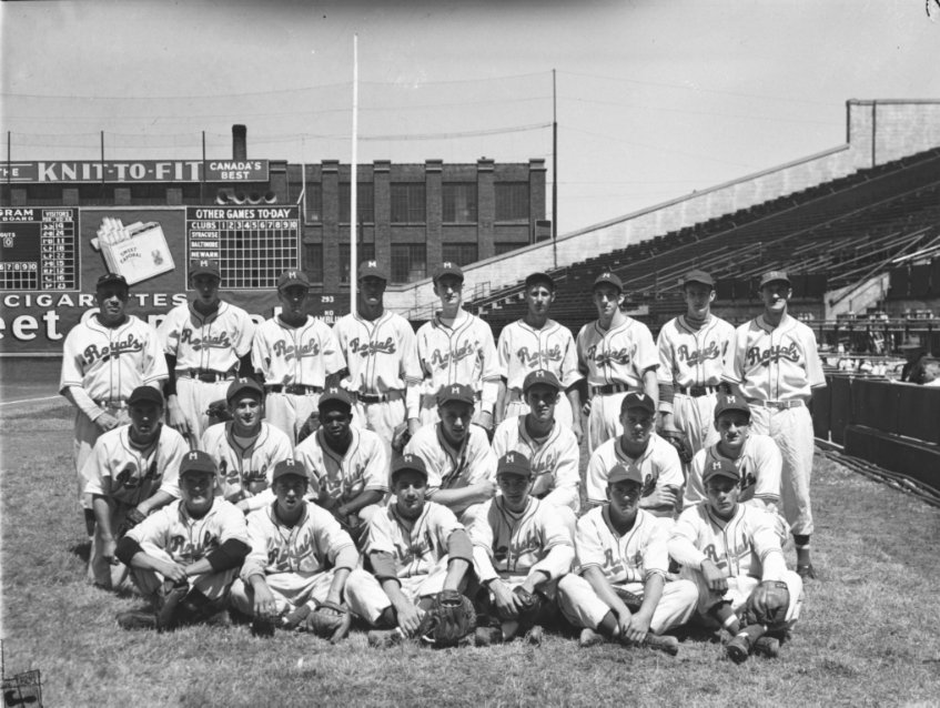 Photo de l’équipe des Royaux de Montréal de 1948 au stade Delorimier. Jackie Robinson apparaît au centre gauche de la photo.