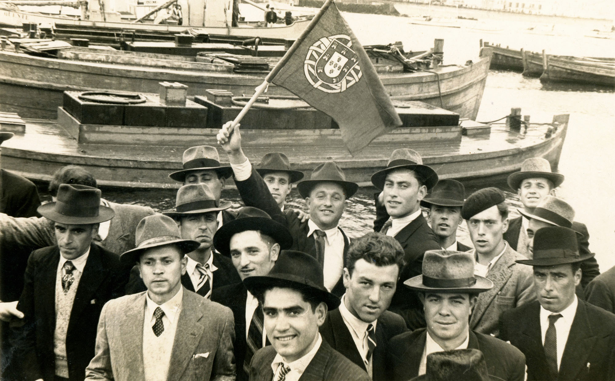 un groupe d’émigrants açoriens au port de Ponta Delgada à São Miguel avant le départ du bateau à destination d'Halifax