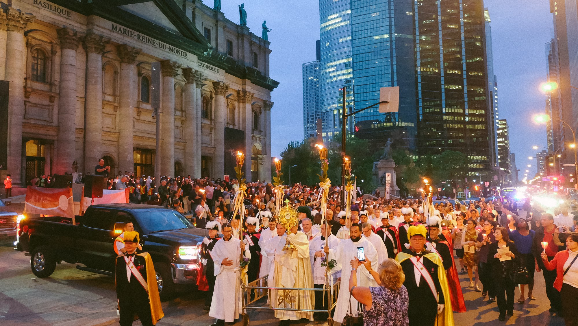 Procession de la Fête-Dieu devant la cathédrale Marie-Reine-du-Monde en 2016
