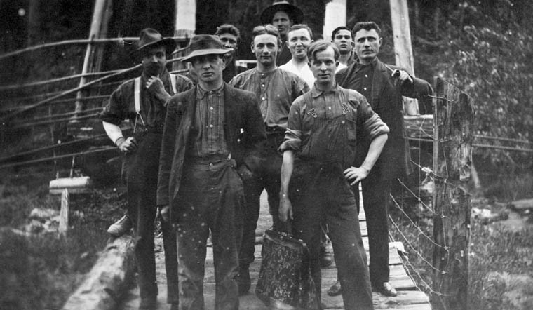 Groupe de travailleurs : Canadiens, Américains, Suédois, Italiens et Écossais dans un baraquement de chantier des Chemins de fer nationaux du Canada. 