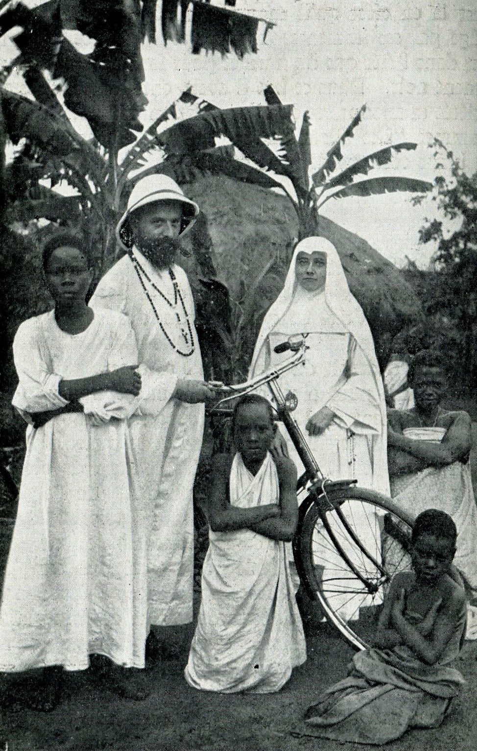 Un Père blanc et une Sœur blanche en mission sur le continent. 