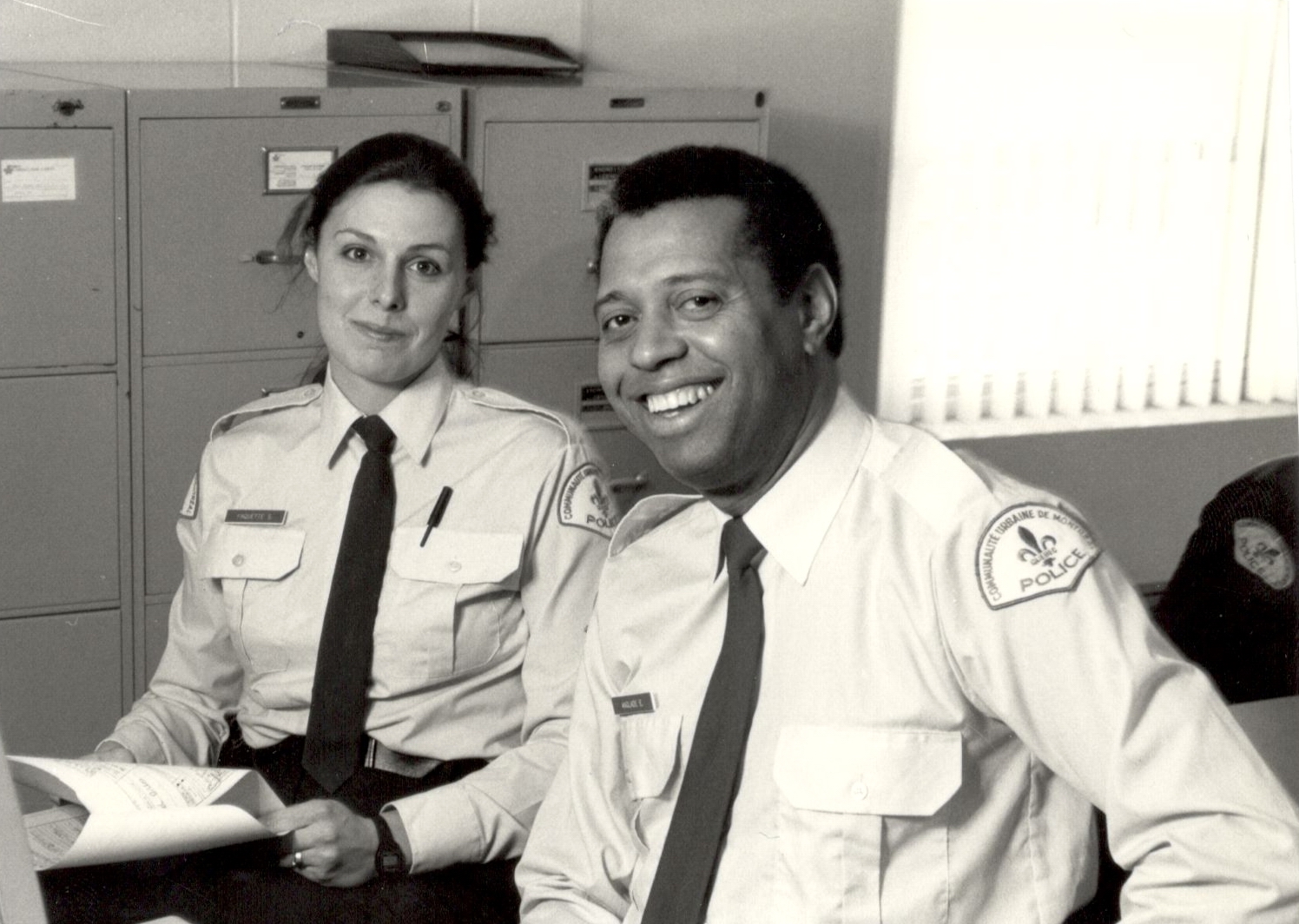 Édouard Anglade, premier policier noir du Service de police de la Ville de Montréal, et une collègue.