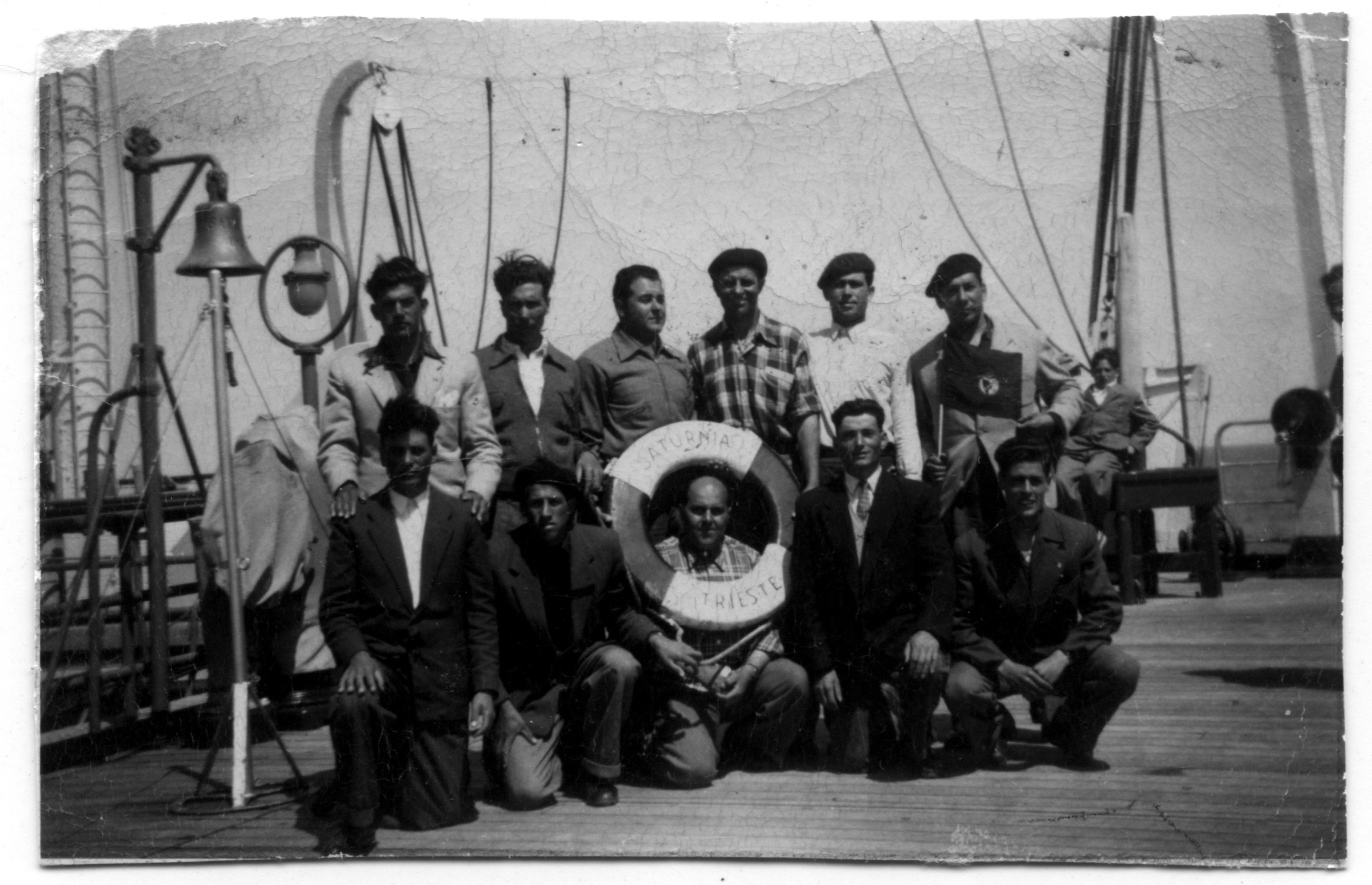 Photo d'un groupe d'immigrants venant du Portugal et arrivant au Canada par bateau en 1954.
