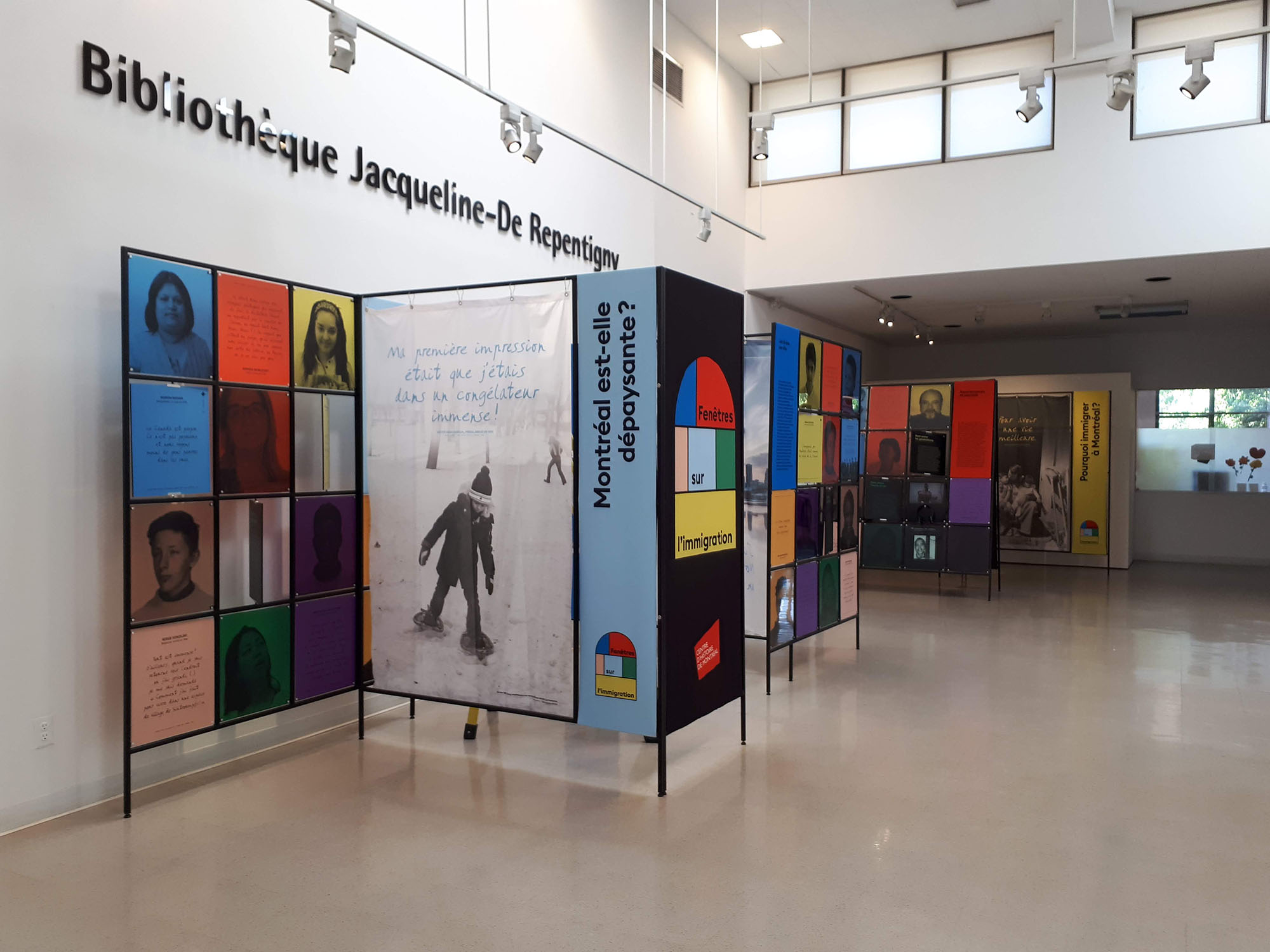 Photo en couleurs montrant quatre des six modules autoportants de l’exposition dans l’aire d’accueil d’une bibliothèque. 